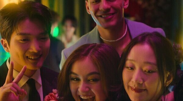 Las locas diferencias de edad entre actores y personajes en 'Besos, Kitty'