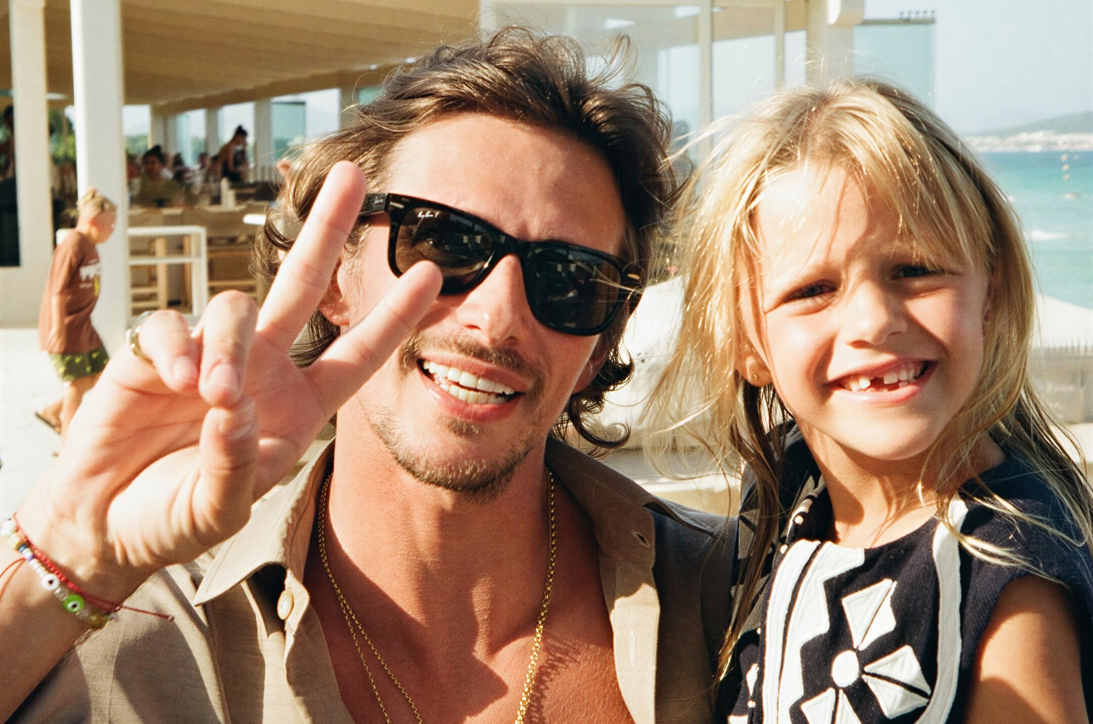 Jake Hall, posando con su hija River para Instagram