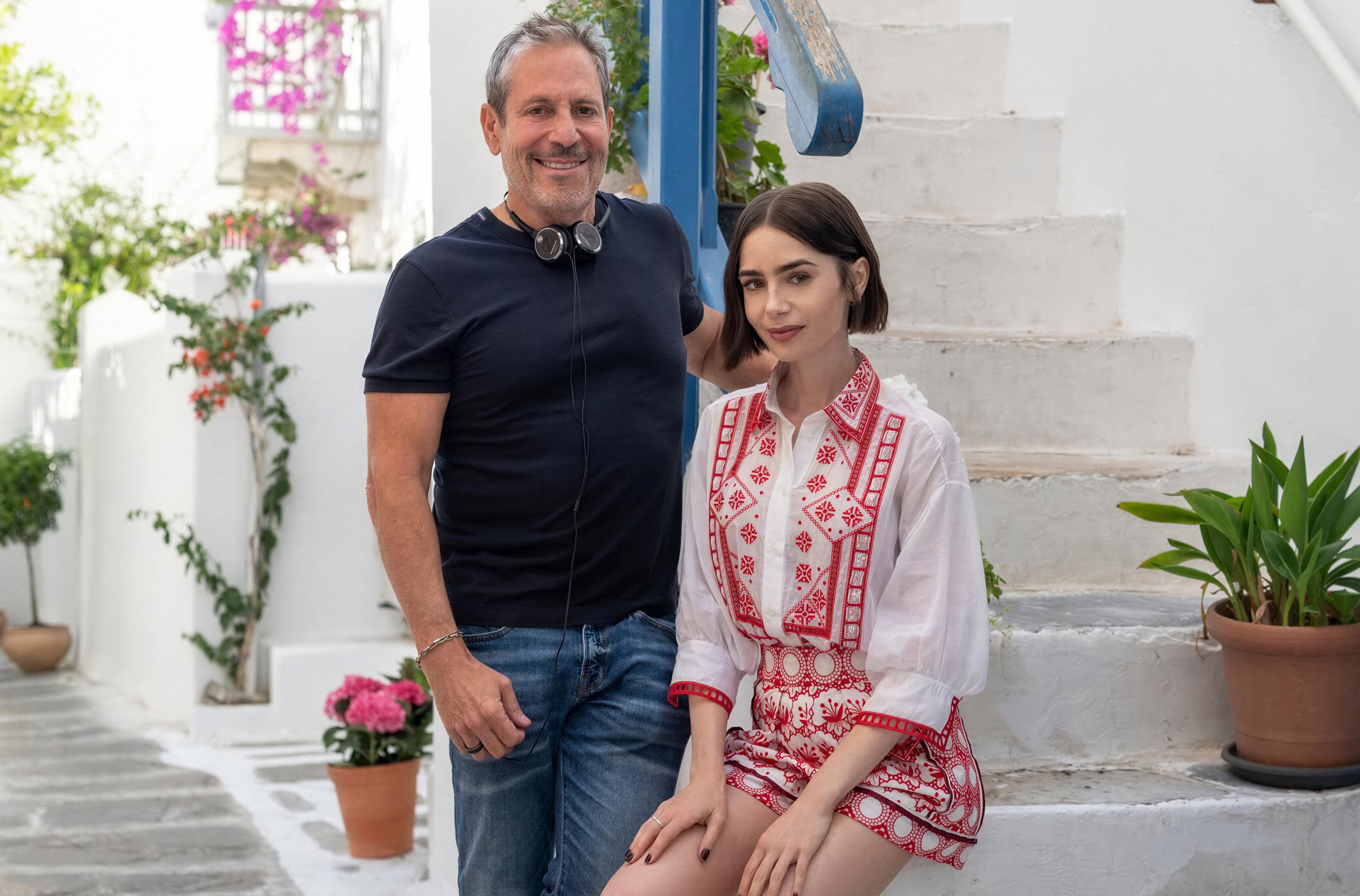 Darren Star y Lily Collins ruedan 'Emily en París' en Grecia