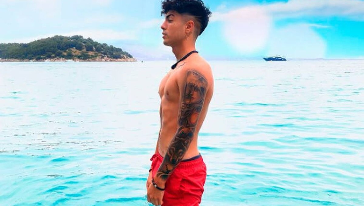 Naim Darrechi en una playa