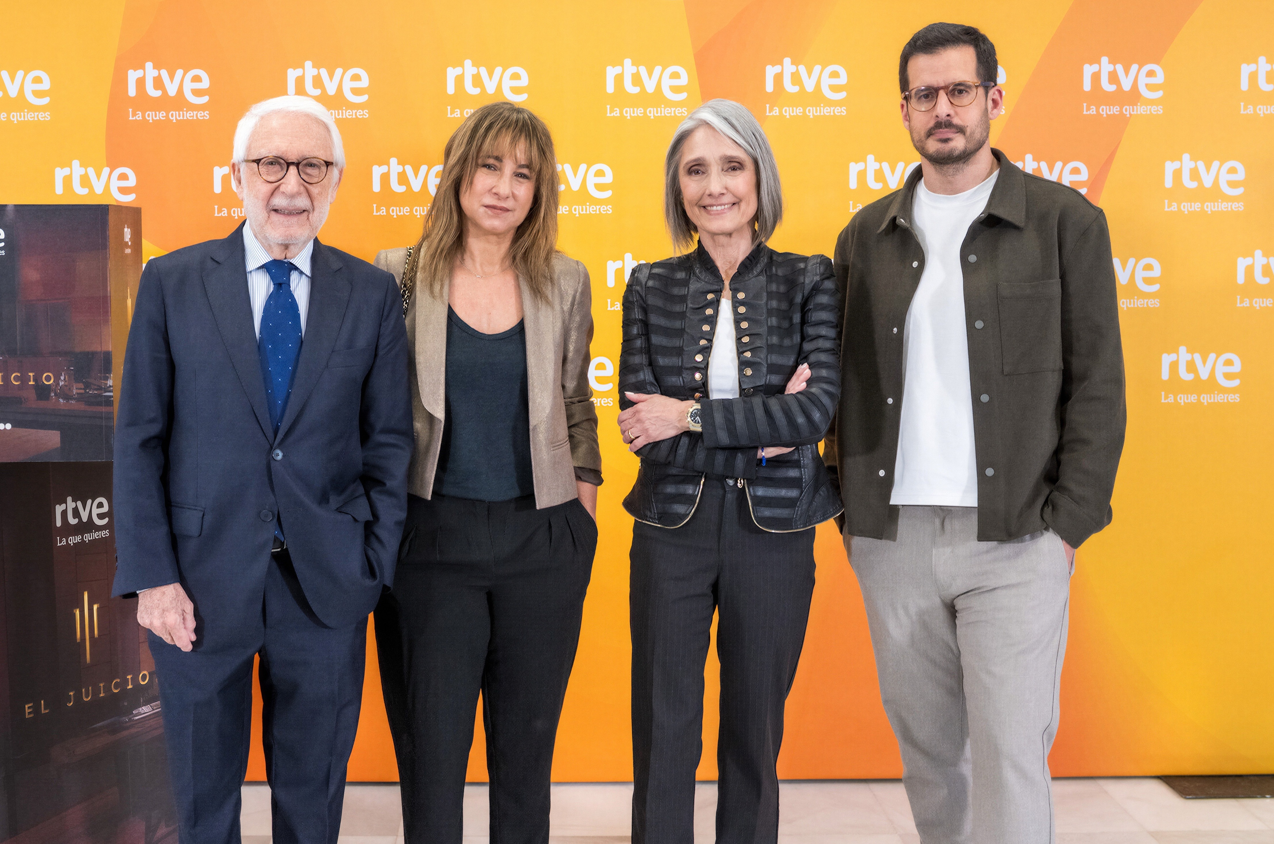 José Luis Sastre junto al equipo de 'El juicio' de TVE
