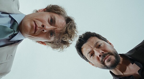 Álvaro Morte y Patrick Criado protagonizan 'Nueve reinas', la nueva apuesta de Netflix