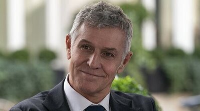 Muere Pierre Deny, actor de 'Emily en París', a los 69 años a causa de la ELA