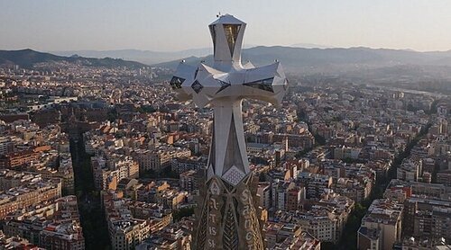 NHK documenta en exclusiva la construcción de la Torre de Jesús de la Sagrada Familia