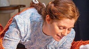 Manuel y Julieta se besan mientras la hija de María lucha por su vida en 'La promesa'