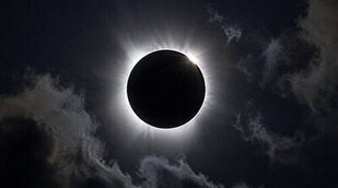 RTVE prepara una cobertura del eclipse solar con una retransmisión para personas ciegas