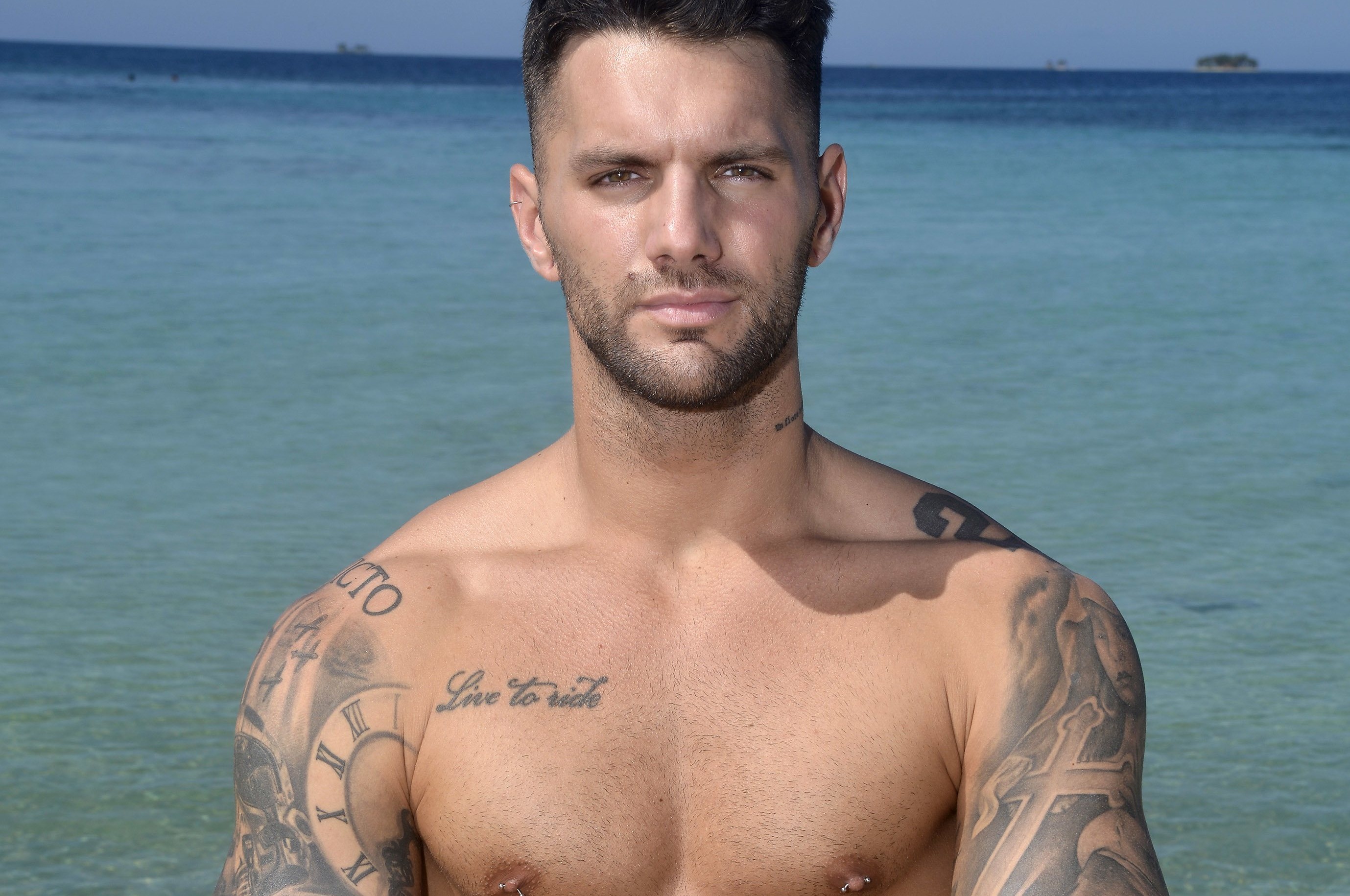 Albert Barranco luce cuerpo en bañador en la playa de 'Supervivientes 2020'
