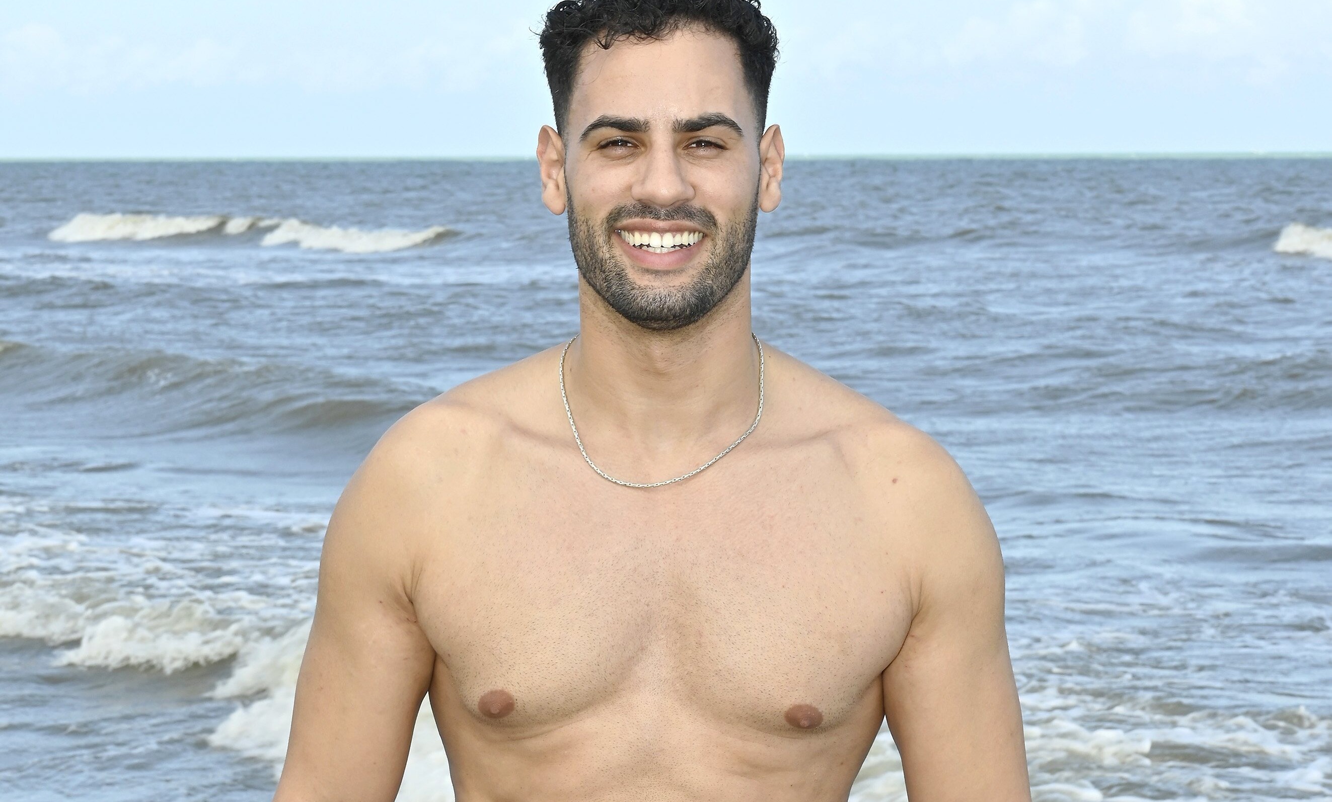 Posado en bañador de Asraf Beno, concursante de 'Supervivientes 2023'