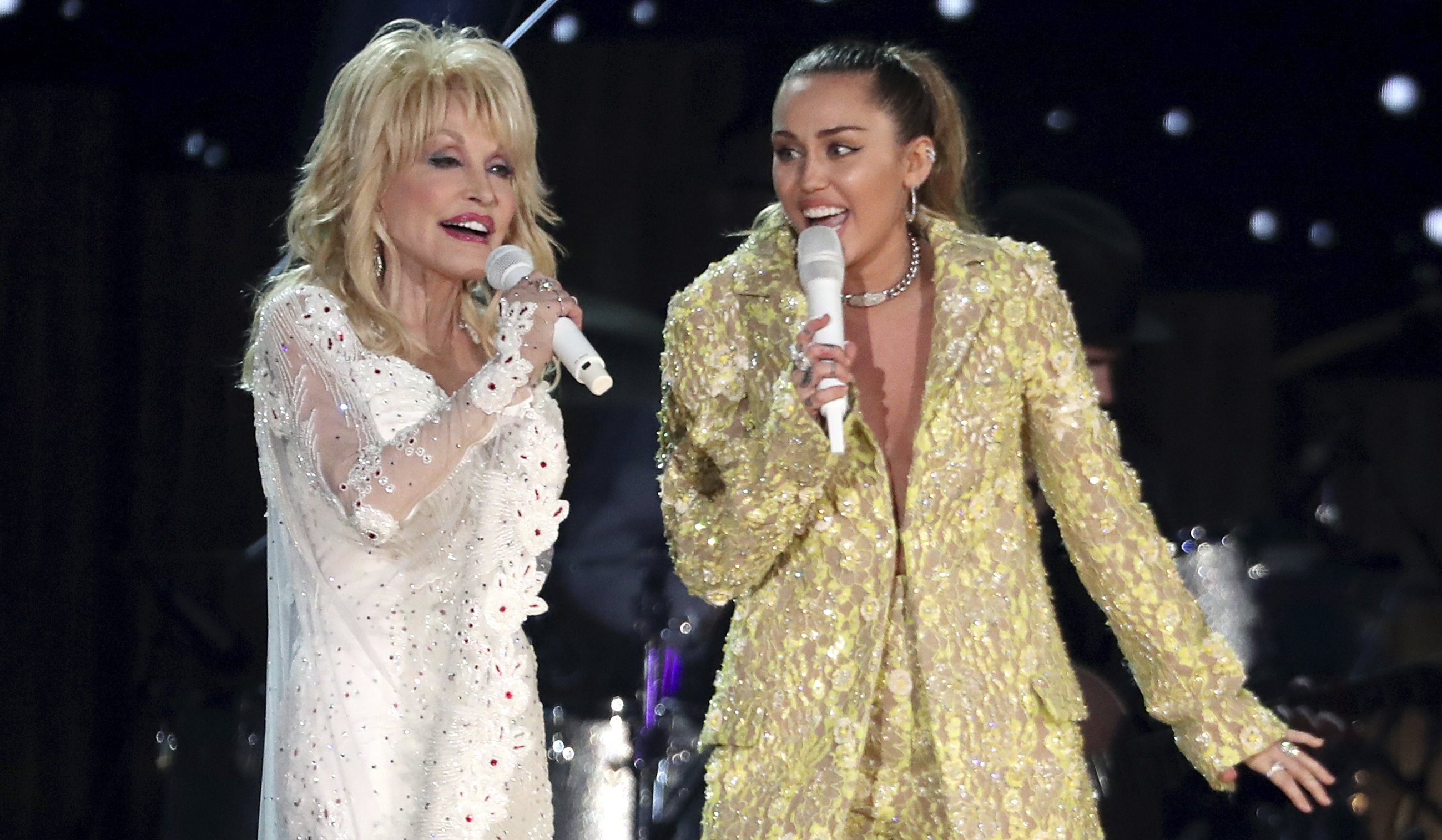 Miley Cyrus junto a Dolly Parton en los Premios Grammy 2019