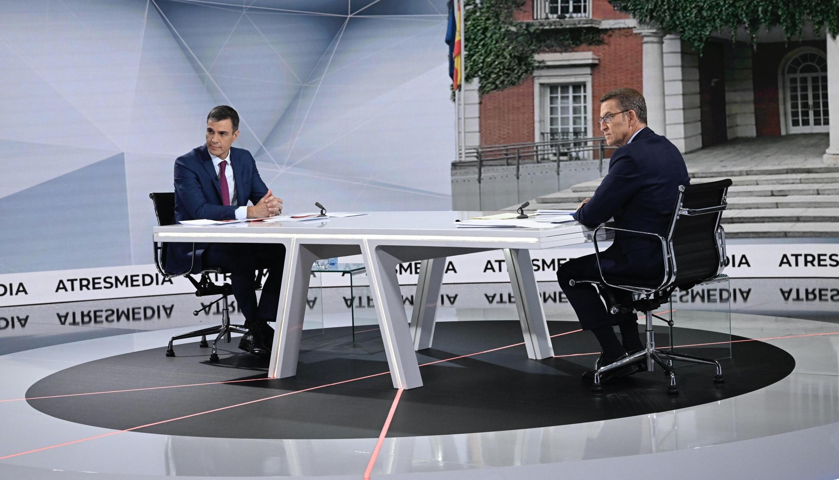 Sánchez y Feijóo durante el debate de Atresmedia de 2023
