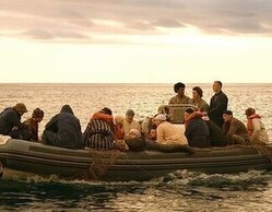 'Outer Banks': los pogues cruzan de Marruecos a España en patera y lo primero que encuentran es una procesión