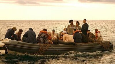 'Outer Banks': los pogues cruzan de Marruecos a España en patera y lo primero que encuentran es una procesión