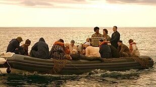 Los pogues de 'Outer Banks' cruzan el Estrecho en patera y se topan con una procesión