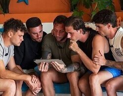 Los chicos ven las primeras imágenes de sus novias en 'La isla de las tentaciones' y acaban en el jacuzzi