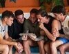 Los chicos ven las primeras imágenes de sus novias en 'La isla de las tentaciones' y acaban en el jacuzzi