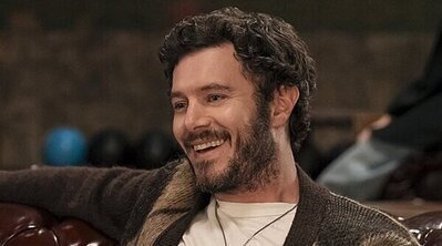 Adam Brody llama genocidio a Gaza y provoca una guerra dentro de 'Nadie quiere esto'
