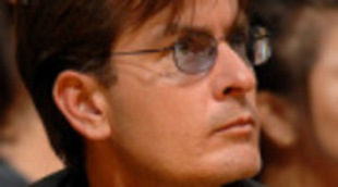 Warner niega que esté negociando el regreso de Charlie Sheen a 'Dos hombres y medio'