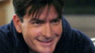 Arrestado por amenazar con volar la cadena si seguía repitiendo 'Dos hombres y medio'