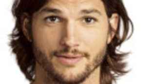 Ashton Kutcher, desnudo en la primera imagen promocional de 'Dos hombres y medio'