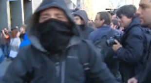 Varios estudiantes agreden a un cámara de Antena 3 en Barcelona