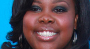 Amber Riley de 'Glee' se desmaya en la alfombra roja