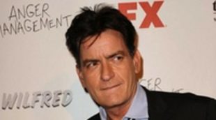 El estreno de 'Anger Management' con Charlie Sheen bate récord en la televisión por cable