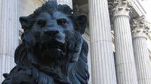 Canal Historia se ofrece al ayuntamiento de Madrid para poner testículos a uno de los leones del Congreso