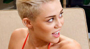 Miley Cyrus tontea con Ashton Kutcher y Angus T. Jones en su aparición en 'Dos hombres y medio'