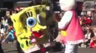 Bob Esponja y Hello Kitty se pelean delante de los niños en la Puerta del Sol