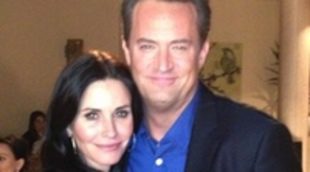 Primeras imágenes del reencuentro entre Courteney Cox y Matthew Perry en 'Go On'