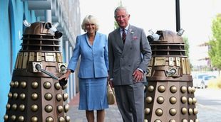 El Príncipe Carlos visita el set de rodaje de 'Doctor Who'