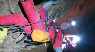 Jesús Calleja se encuentra ya fuera de peligro tras quedar atrapado a más de 1600 metros bajo tierra
