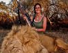 Exigen la cancelación del programa 'Winchester Deadly Passion' tras presumir su presentadora de cazar un león
