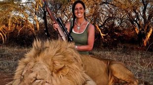 Exigen la cancelación del programa 'Winchester Deadly Passion' tras presumir su presentadora de cazar un león