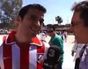 Seguidores madridistas increpan a un aficionado del Atlético durante una entrevista de TV3 en la previa de la Copa del Rey