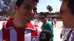 Seguidores madridistas increpan a un aficionado del Atlético durante una entrevista de TV3 en la previa de la Copa del Rey