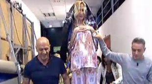 Críticas en Twitter contra 'Sálvame' por una paródica procesión con Rosa Benito aupada como una Virgen
