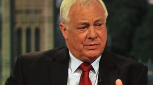 Dimite Chris Patten, presidente de la BBC