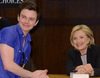 Chris Colfer ('Glee') sorprende a Hillary Clinton en su firma de libros