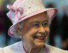 La Reina Isabel II visita los estudios de 'Juego de Tronos' en Belfast