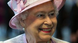 La Reina Isabel II visita los estudios de 'Juego de Tronos' en Belfast