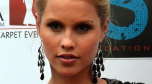 Claire Holt coprotagonizará 'Aquarius' junto a David Duchovny