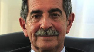 Miguel Ángel Revilla cumple con el reto del cubo de agua helada