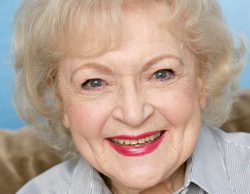 Dan por muerta a Betty White tras no leer correctamente el titular de una web satírica