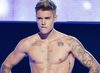 Justin Bieber silencia los abucheos durante su aparición en 'Fashion Rocks' quedándose en calzoncillos