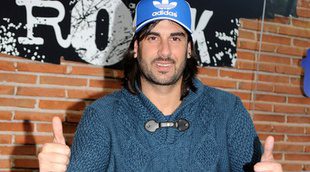 Melendi canta una canción contra los periodistas tras el incidente del coche