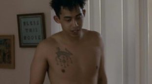 Jordan Stephens protagoniza un desnudo integral en la serie británica 'Glue'