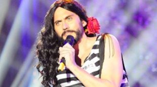 Paco León como la versión Conchita Wurst de Isabel Pantoja y Bustamante hipnotizando a un bogavante en 'Los viernes al show'