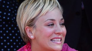 Una emocionada Kaley Cuoco ('The Big Bang Theory') recibe una estrella  en el Paseo de la Fama de Hollywood