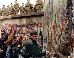 La 1 dedica la noche del sábado al aniversario de la caída del Muro de Berlín y estrena la miniserie 'Hijos del Tercer Reich'